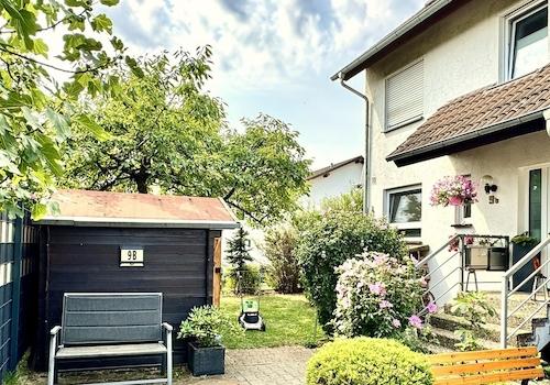 Blick zum Haus und Garten