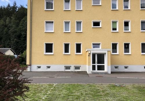 Hauseingang und Parkplatz