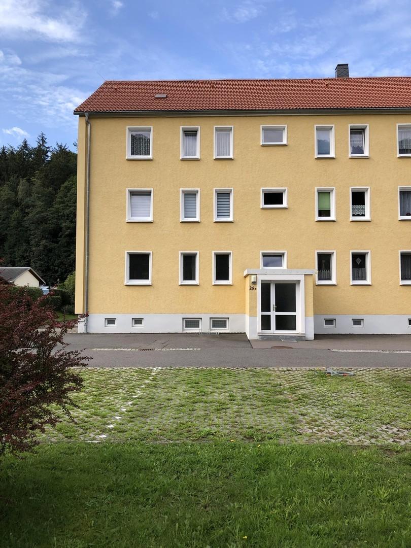 Hauseingang und Parkplatz