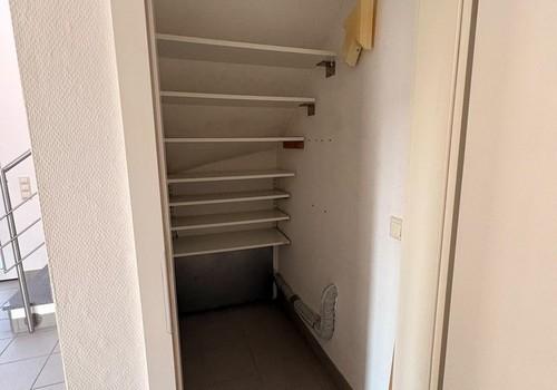 Abstellraum unter Treppe