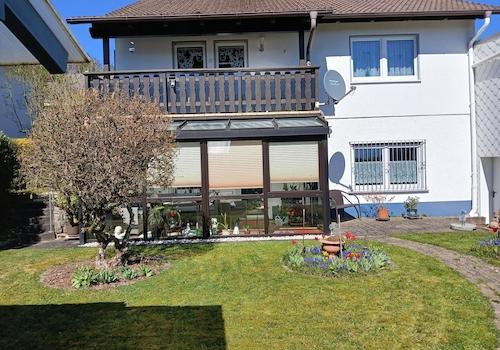 Südseite mit großem Garten