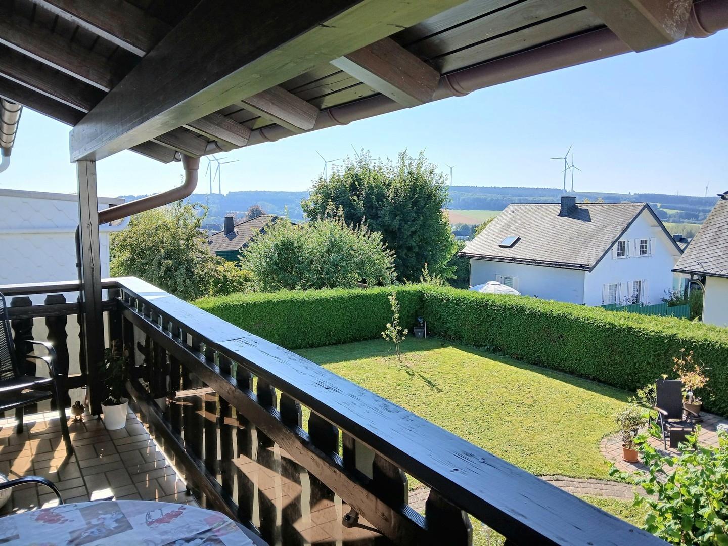 Balkon-Blick in den Garten