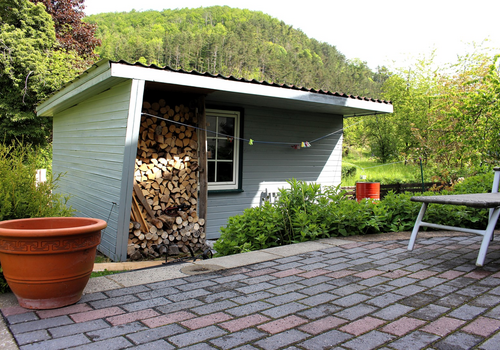 Gartenansicht mit Gartenhaus