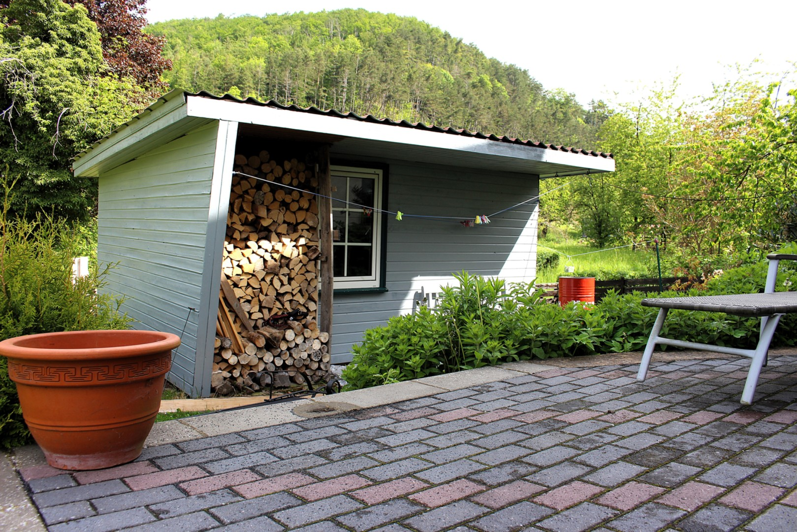 Gartenansicht mit Gartenhaus