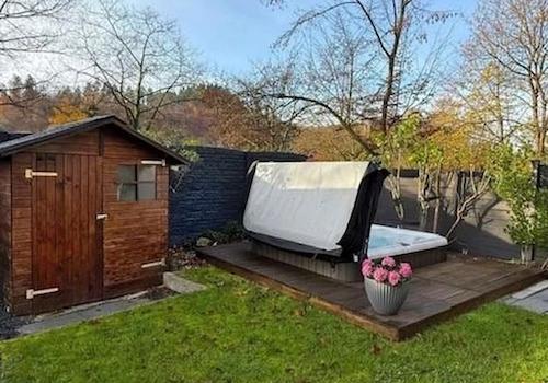 Garten mit Jacuzzi