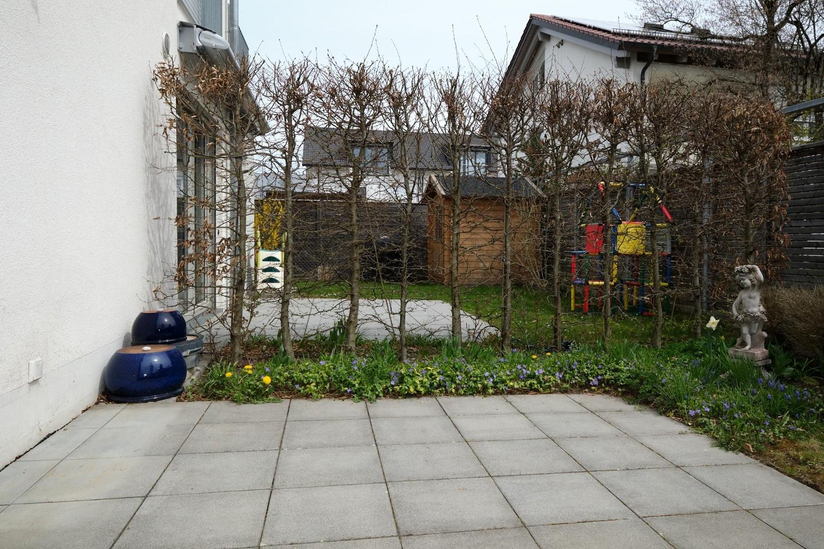 Sonnige ruhige Terrasse