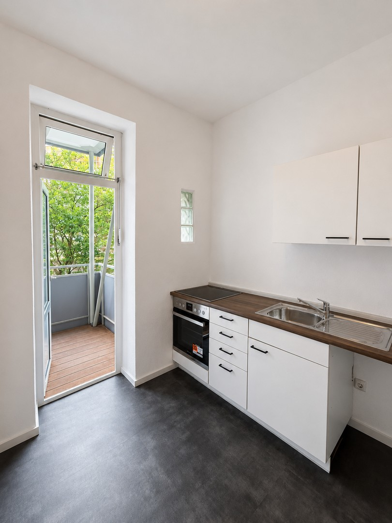 Küche mit Balkon zum Innenhof