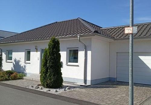 Strassenansicht mit Garage