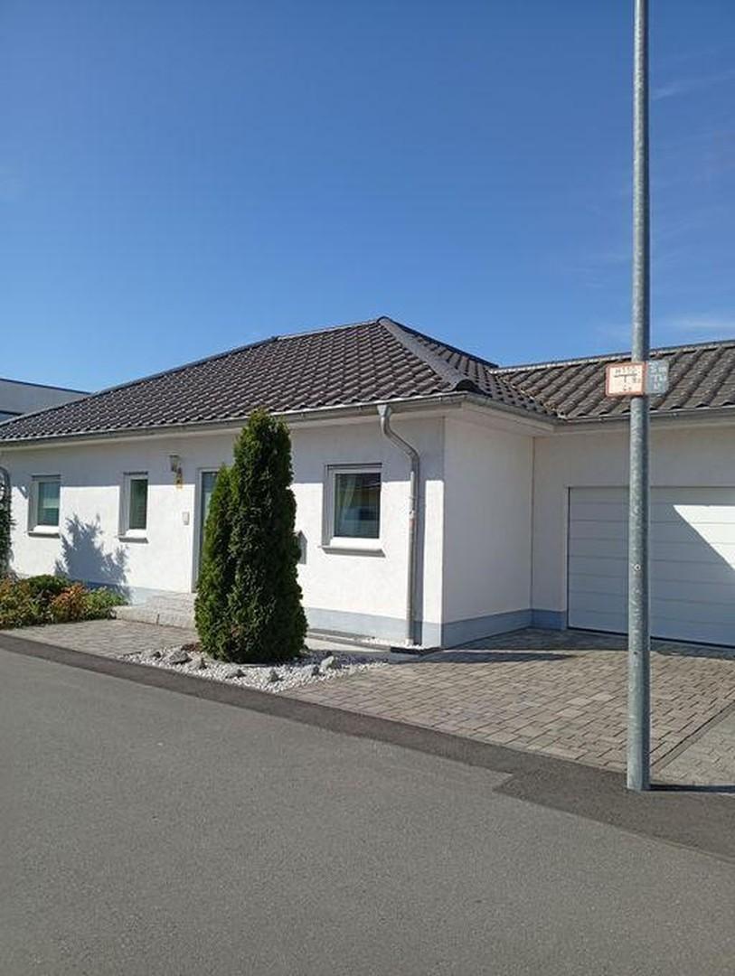 Strassenansicht mit Garage