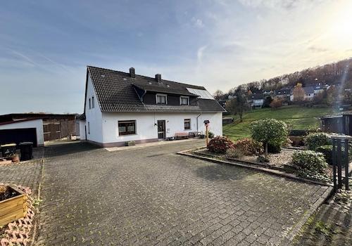 Hausansicht mit Garage