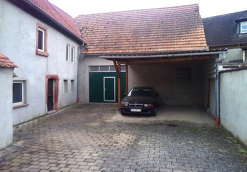 Innenhof mit Hallenzugang