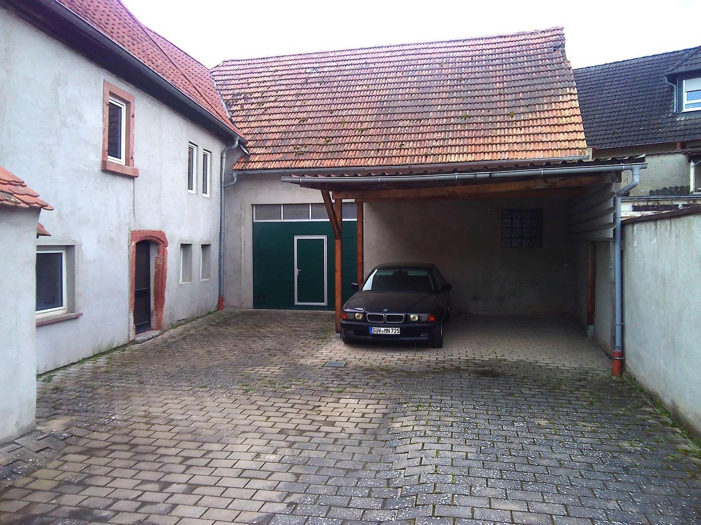Innenhof mit Hallenzugang
