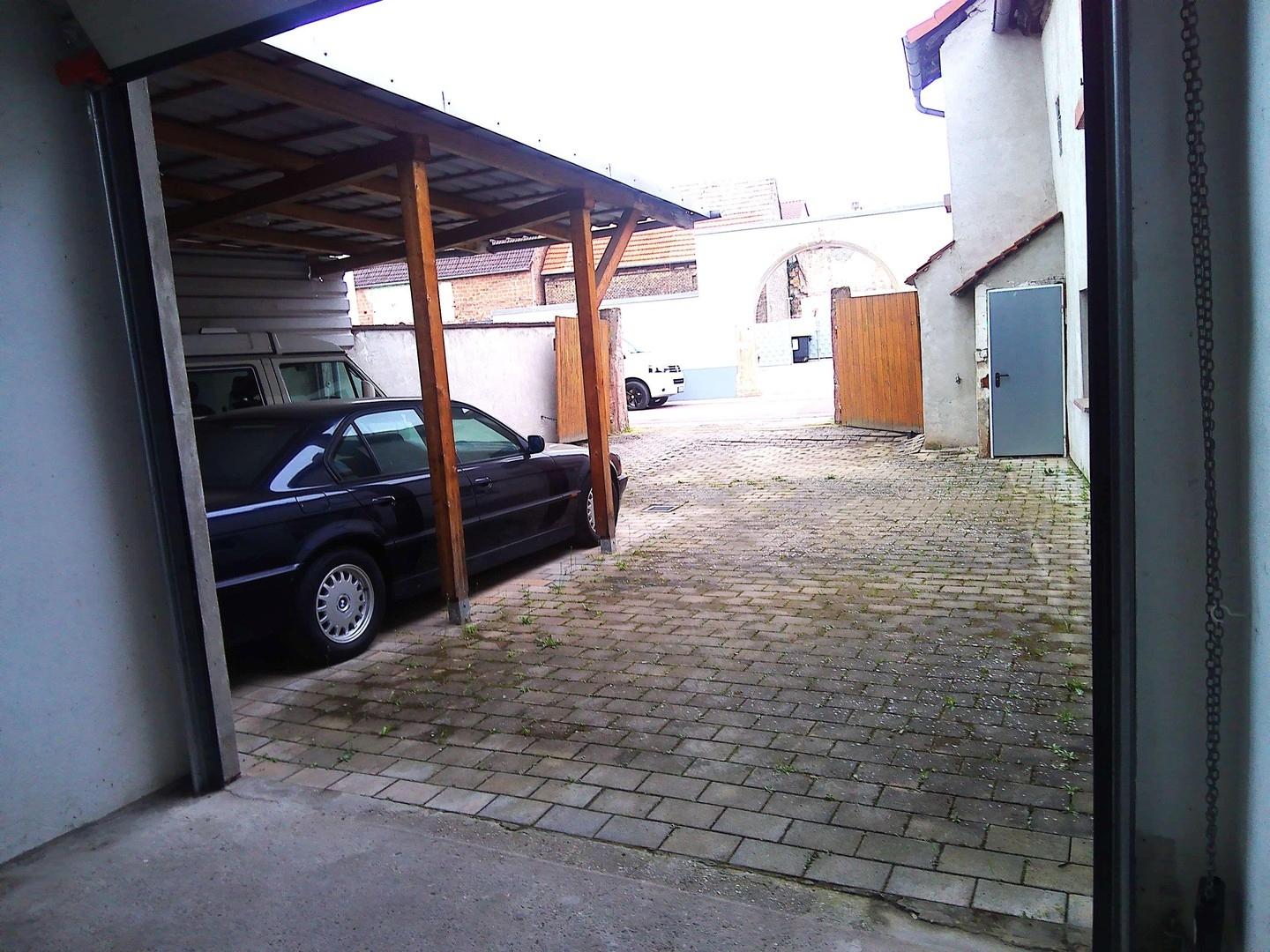 Blick aus Halle in Innenhof