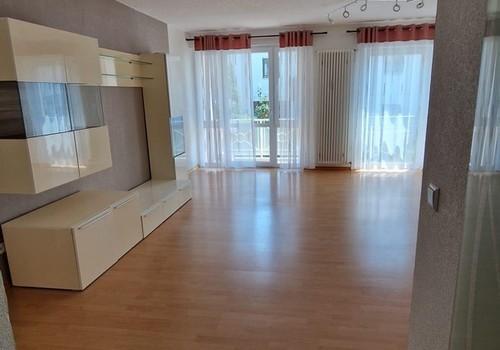 Wohnzimmer mit Ausgang Balkon