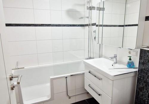 Badezimmer m.Badmöbel 