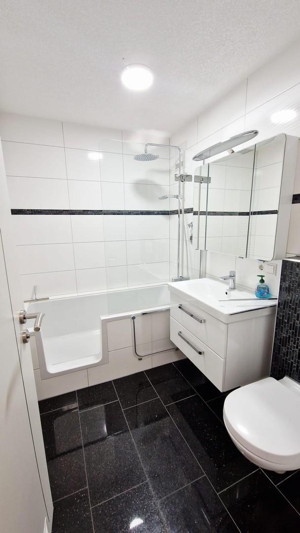 Badezimmer m.Badmöbel 