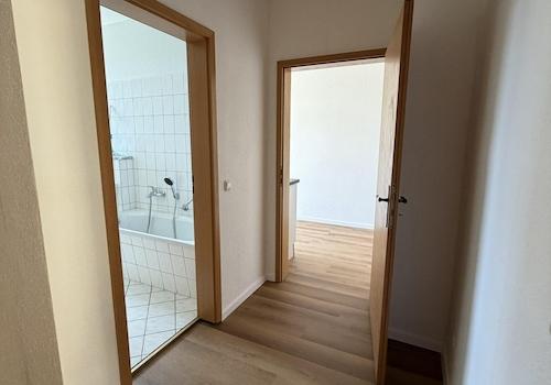 Flur mit Zugang Bad und Küche
