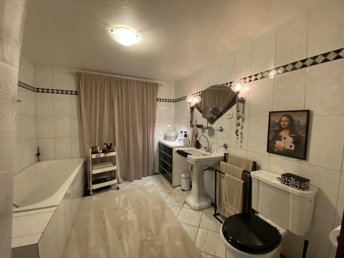 Vollbad-/Dusche-WC im EG