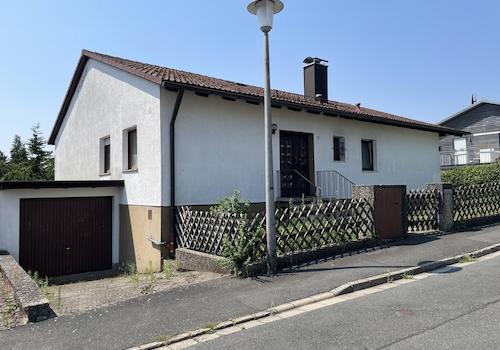 Straßenseite links mit Garage