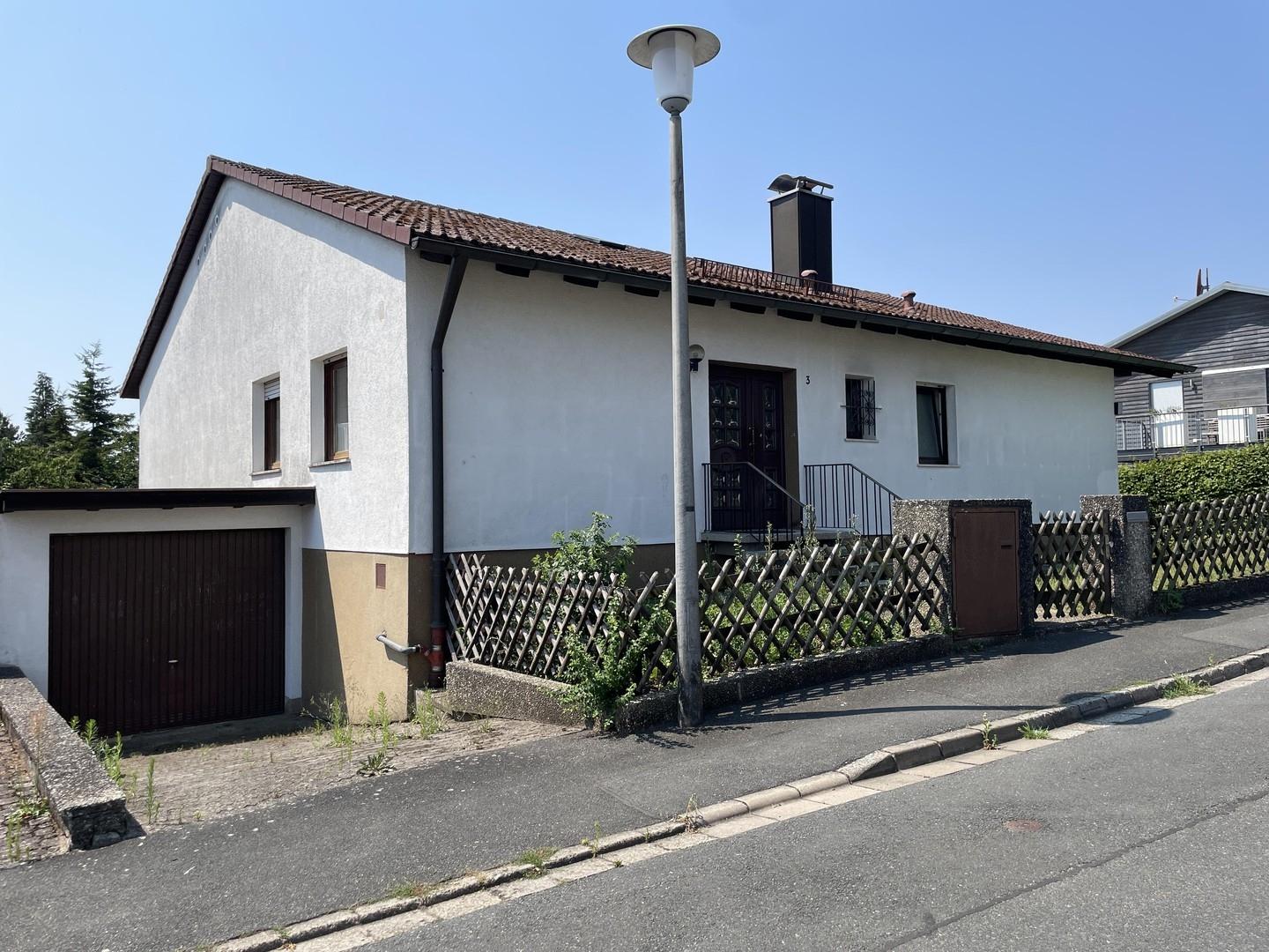 Straßenseite links mit Garage