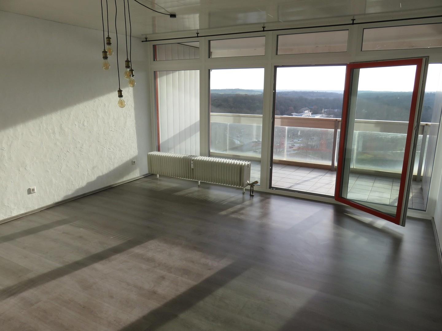 Wohnzimmer mit Balkon