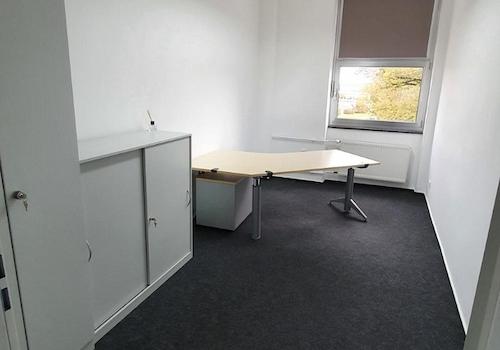 Kleines Büro möbliert