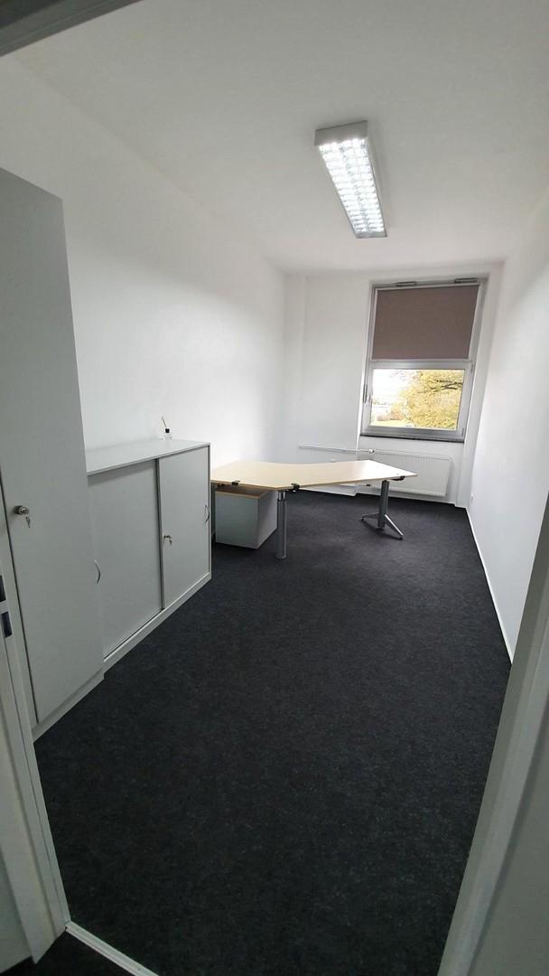 Kleines Büro möbliert