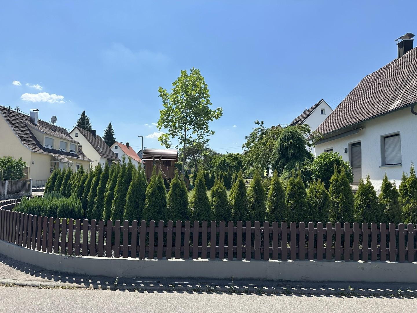 Gartenansicht Straßenkreuzung
