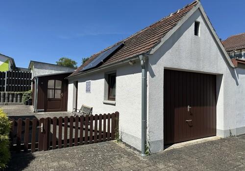 Garage dahinter Schuppen
