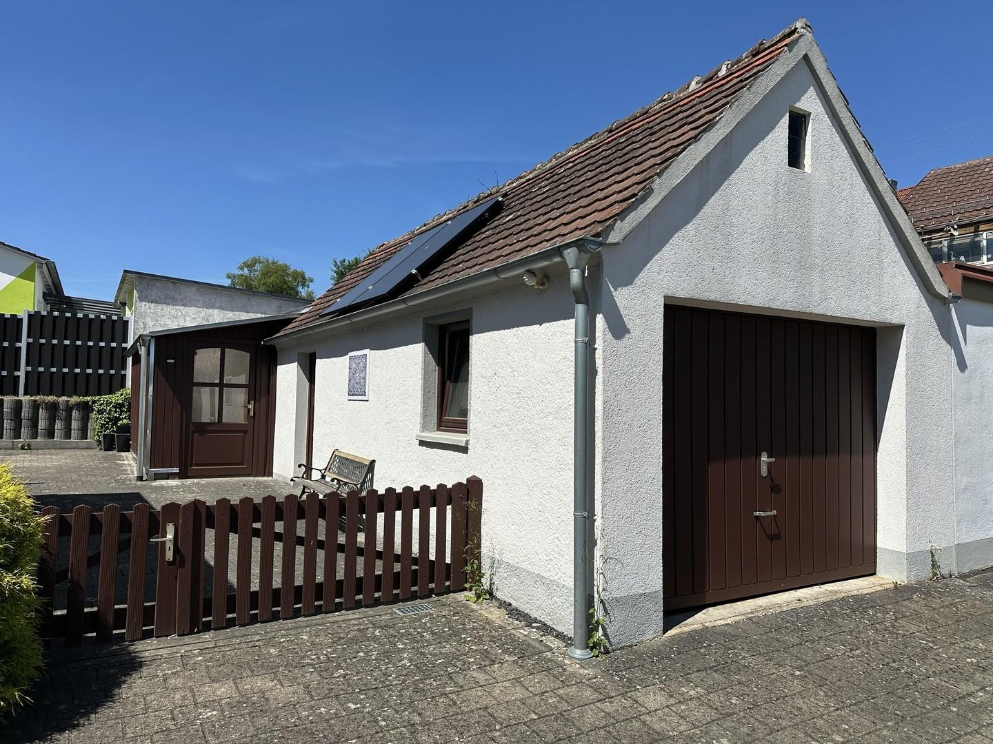 Garage dahinter Schuppen