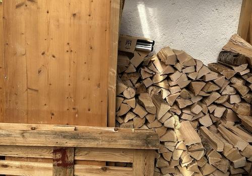 Holzlager im Schuppen