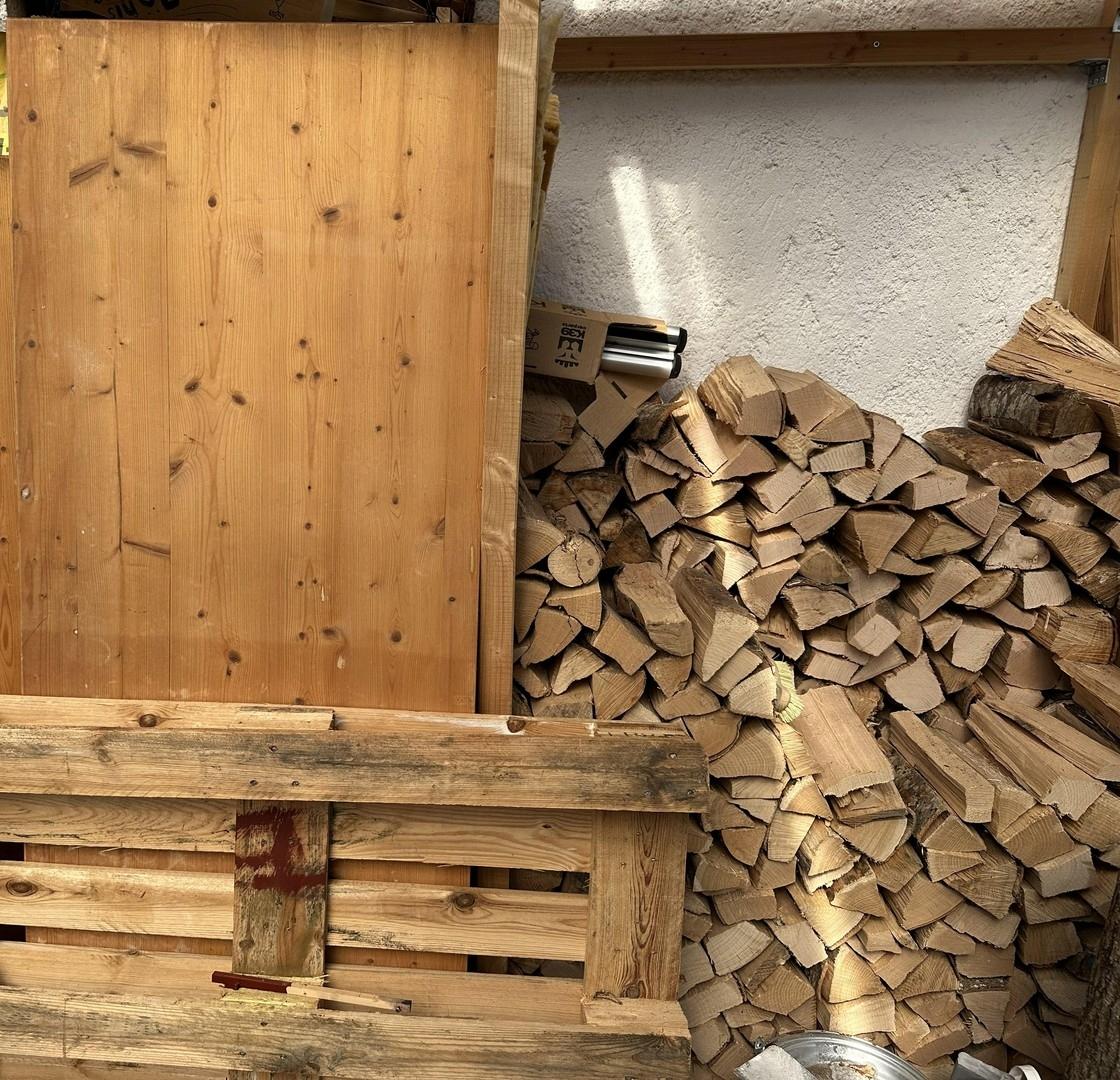 Holzlager im Schuppen