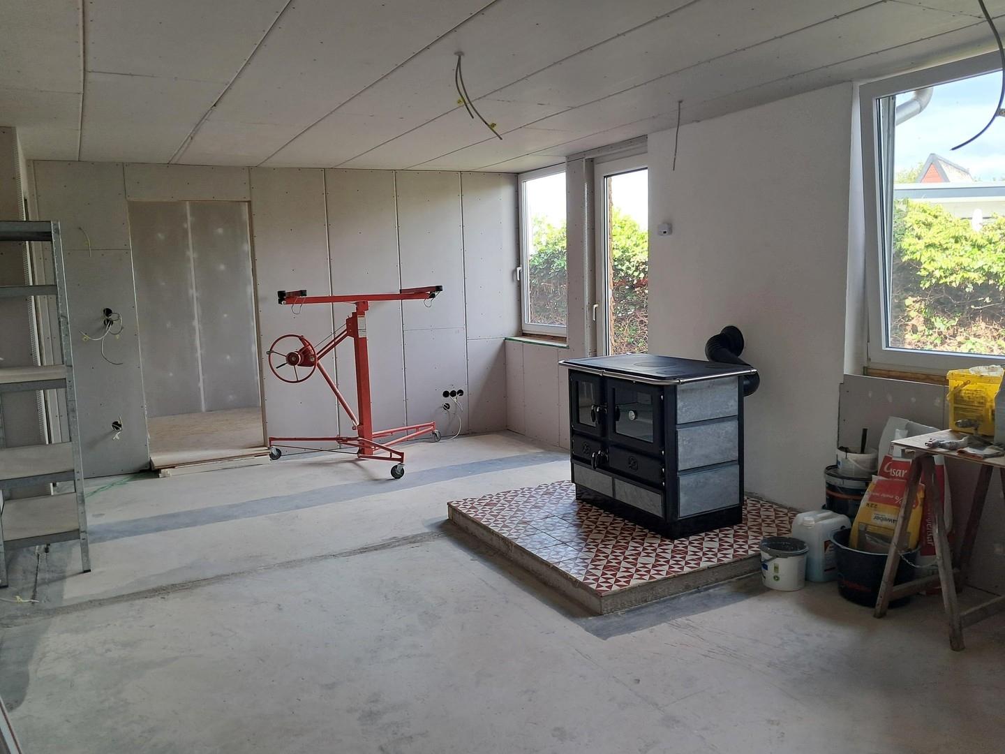 2. Haus Zustand innen mit Hexe