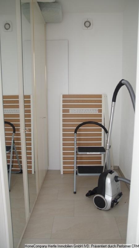 Ankleidezimmer mit Schrank
