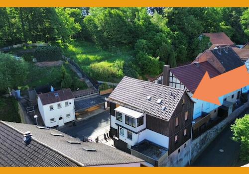 Blick auf Haus und Nebengebäude