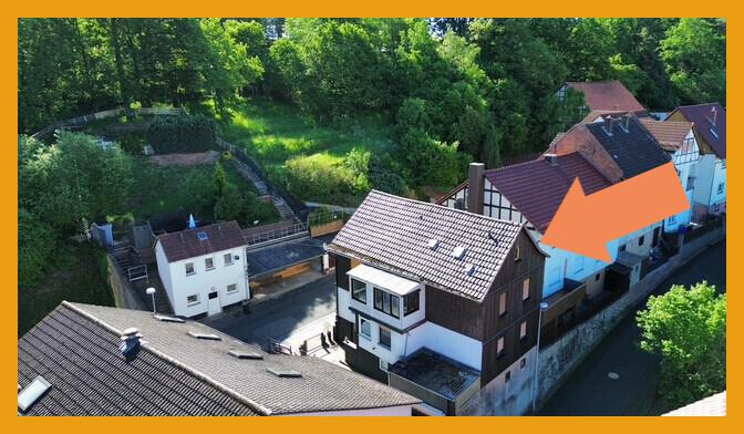 Blick auf Haus und Nebengebäude