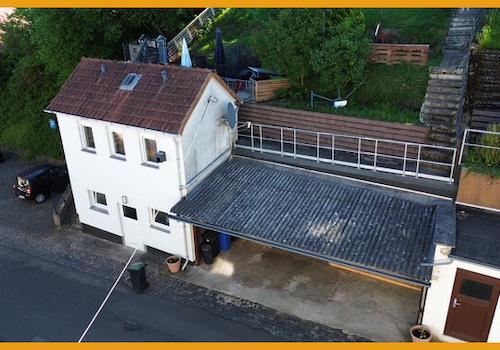 Nebengebäude und Carport