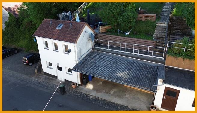 Nebengebäude und Carport