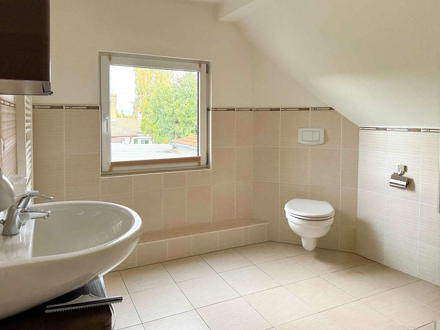 Badezimmer mit Fenster