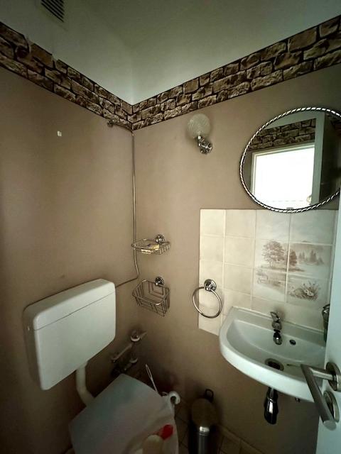 separates WC