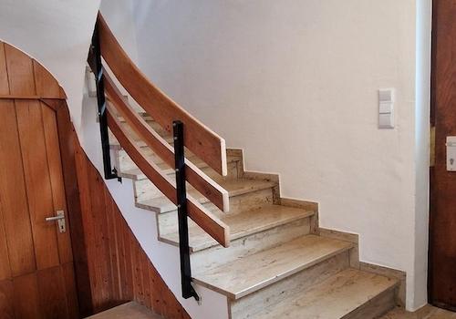 Marmortreppe ins OG.
