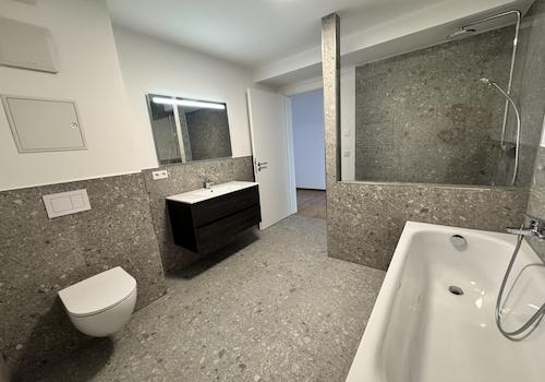 Bad mit Badmöbel, Wanne und Du