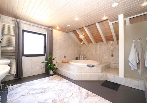 Großes modernes Badezimmer