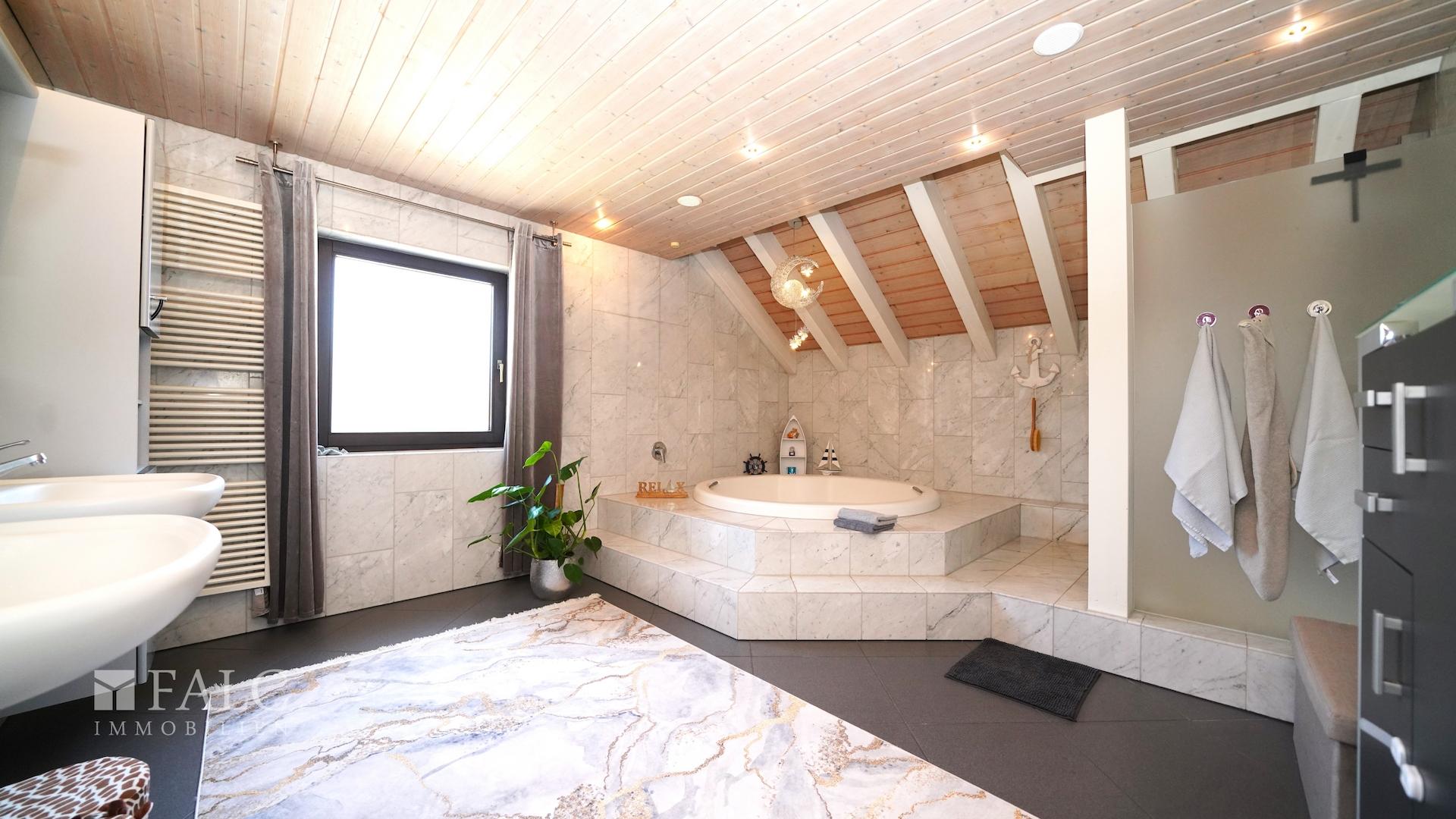 Großes modernes Badezimmer