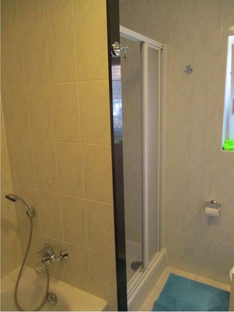 Badewanne und Dusche