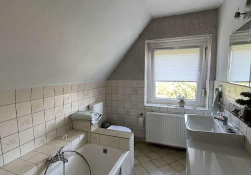 Badezimmer im Obergeschoss 