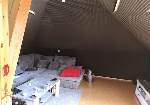 Zimmer I OG - Verbessert - (KI generiert)