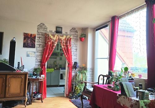Wohnzimmer mit Blick zur Küche