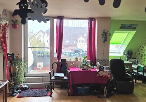 Wohnzimmer mit Austritt zur Loggia