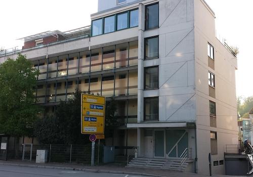 Außenansicht m. Bushaltestelle